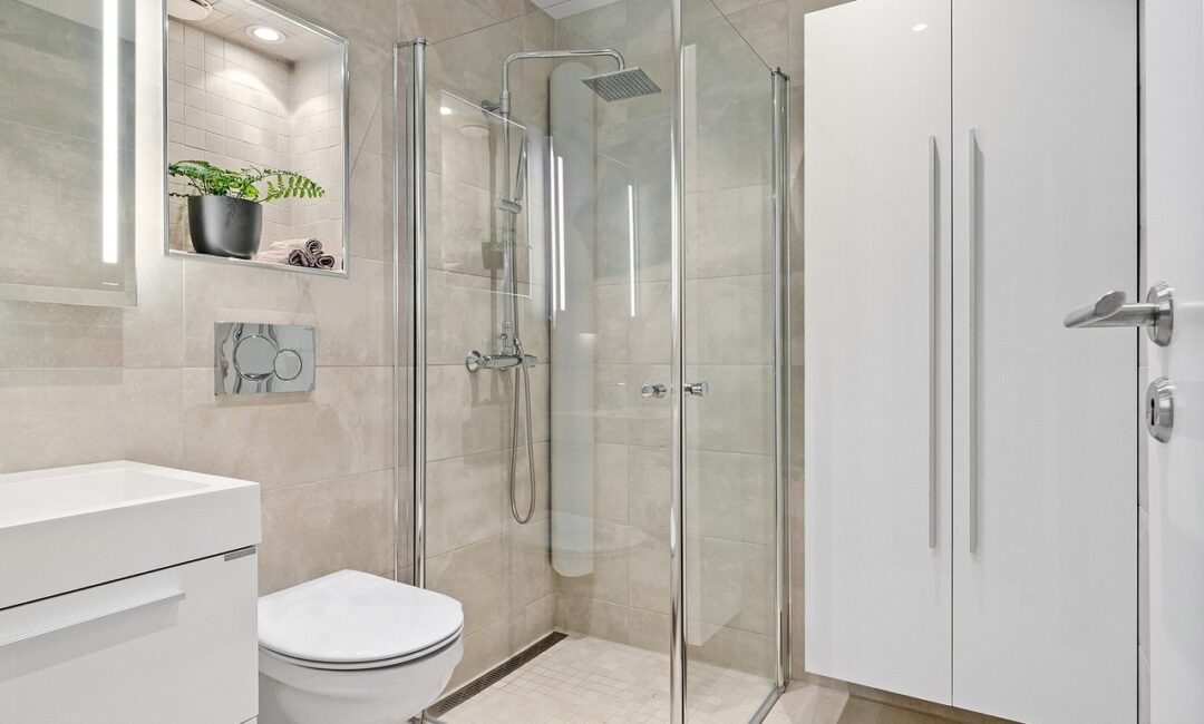 Renouvelez_Votre_Salle_de_Bain_sans_Se_Ruiner_:_Peindre_le_Carrelage_Facilement